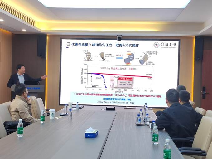 会议室里的人们 描述已自动生成