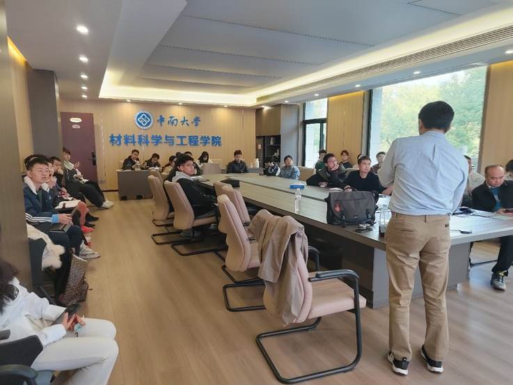 餐厅里的人们 中度可信度描述已自动生成